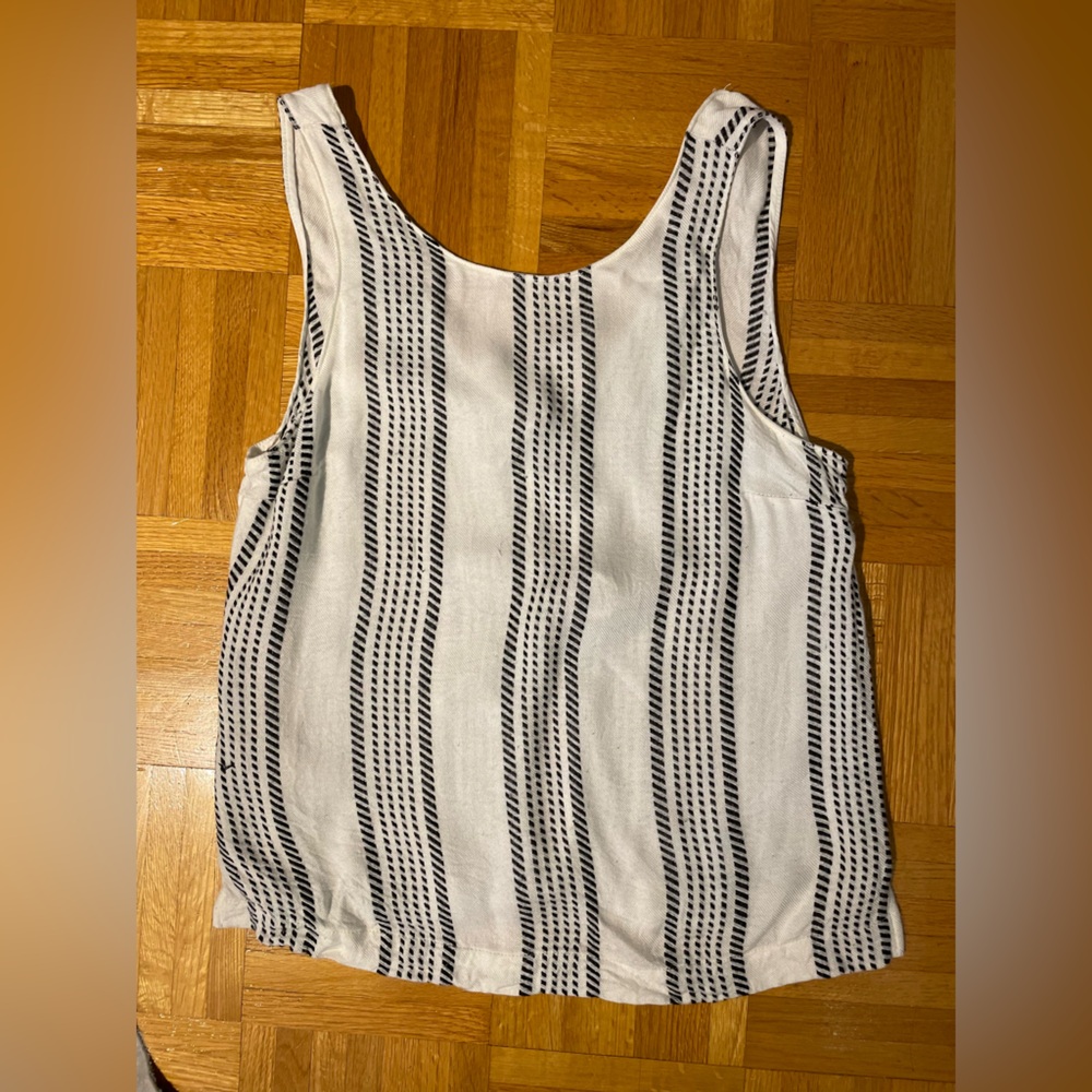 Sleeveless tank blouse with back ties. Can be reversible. White &black. Size S